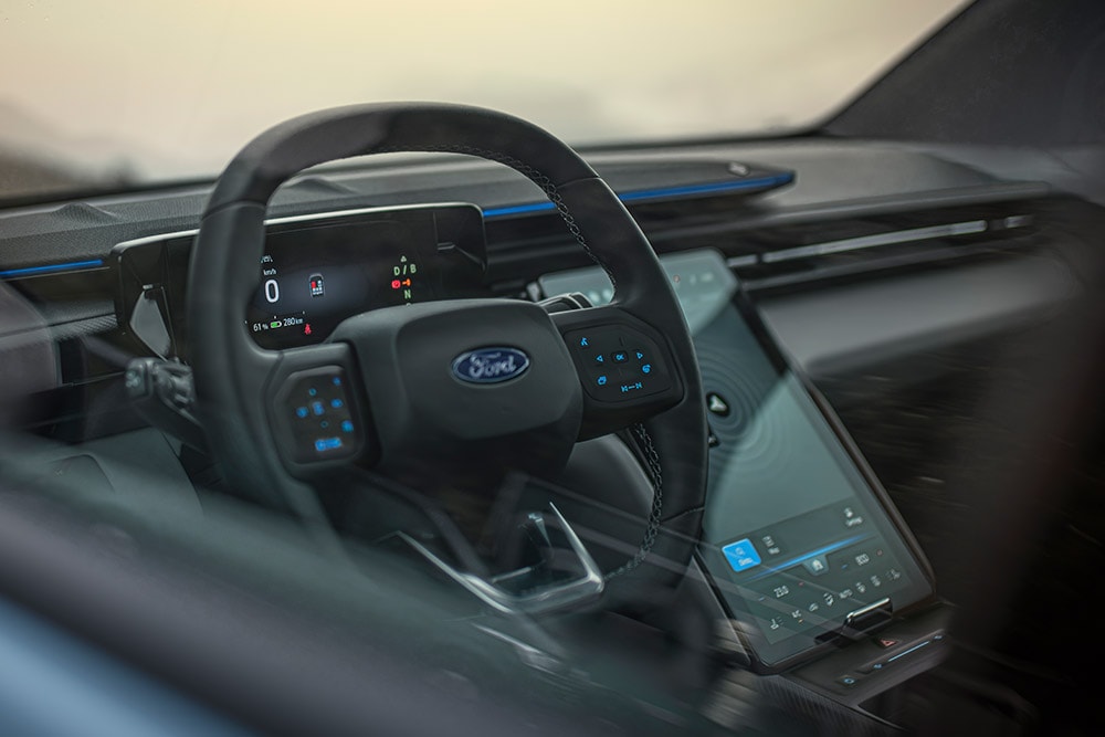 Ford Explorer Innenraum. Detailansicht des beheizbaren Lenkrads und Touchscreens.
