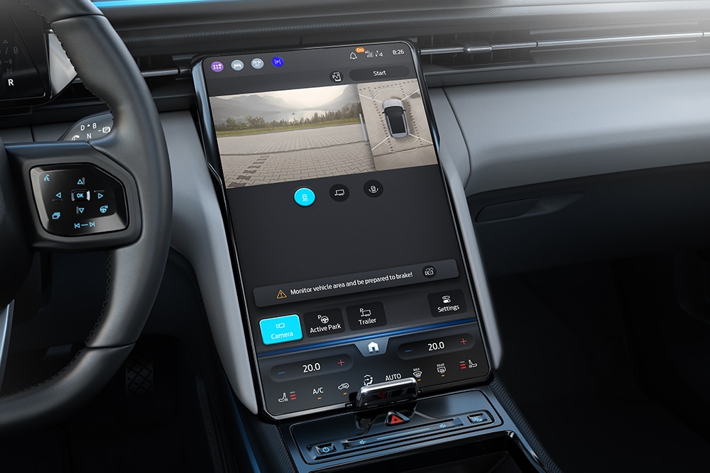 Der vollelektrische Ford Explorer Innenraum. Ansicht auf Ford SYNC Move-Touchscreen mit 360°-Kamera.