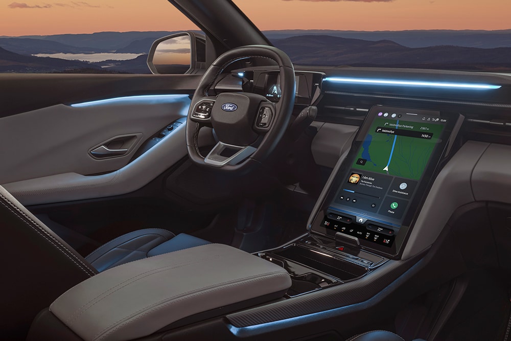Der vollelektrische Ford Explorer Innenraum. Ansicht auf Lenkrad, Ford SYNC Move-Touchscreen und Ambientebeleuchtung.