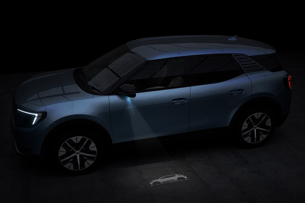 Ford Explorer in Blau. Veranschaulichung der Logo-Projektion.