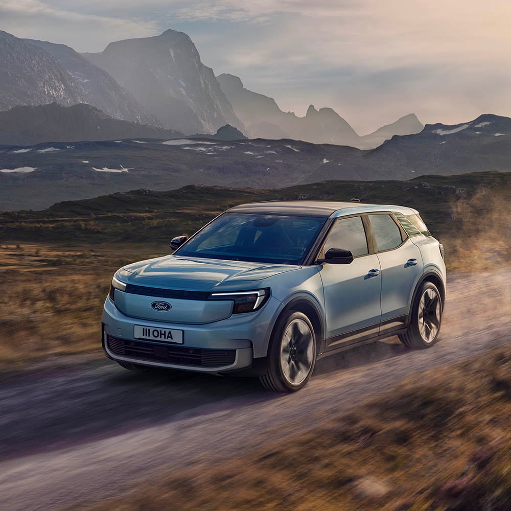 Ford Explorer in Blau. Dreiviertelansicht, fährt durch eine Wüste mit Berglandschaft.