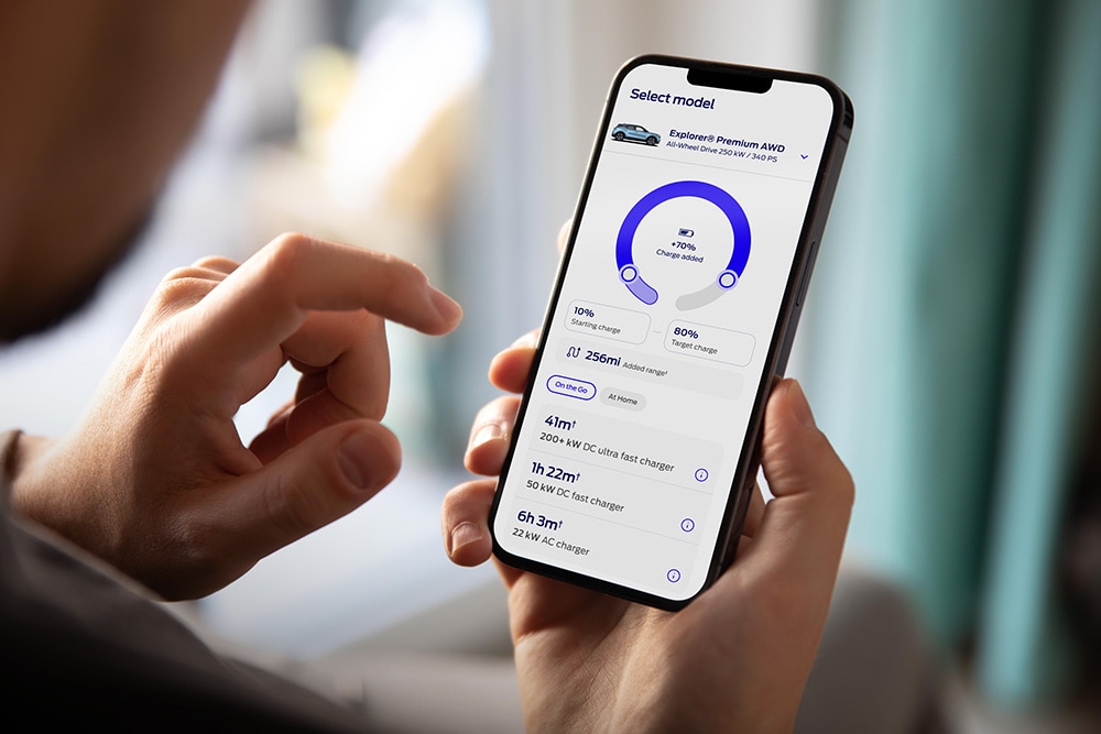 Person hält ein Smartphone in der Hand. Auf dem Bildschirm sind Daten und ein Ford Modell abgebildet.