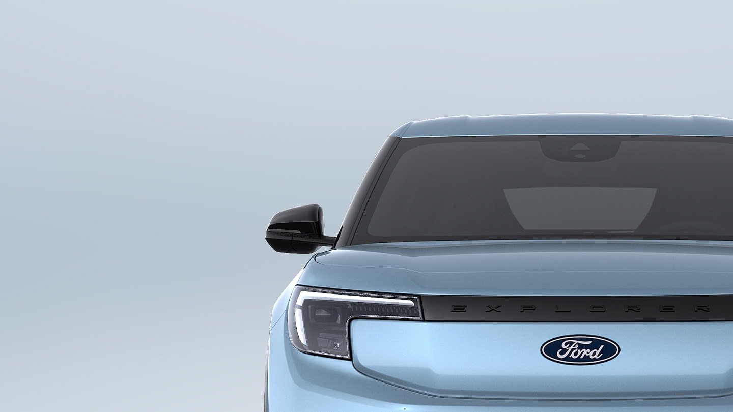 Der vollelektrische Ford Explorer in Blau. Frontansicht, stehend vor einem grauen Hintergrund.