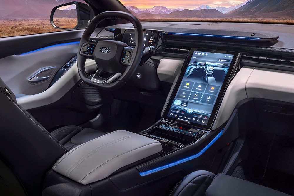 Ford Explorer Innenraum. Ansicht auf Lenkrad, Ford SYNC Move-Touchscreen und Ambientebeleuchtung.