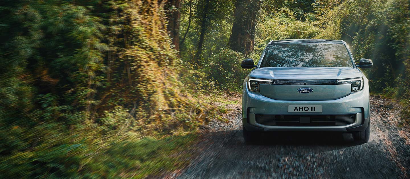 Ford Explorer in Blau. Heckansicht, fahrend durch einen Wald.