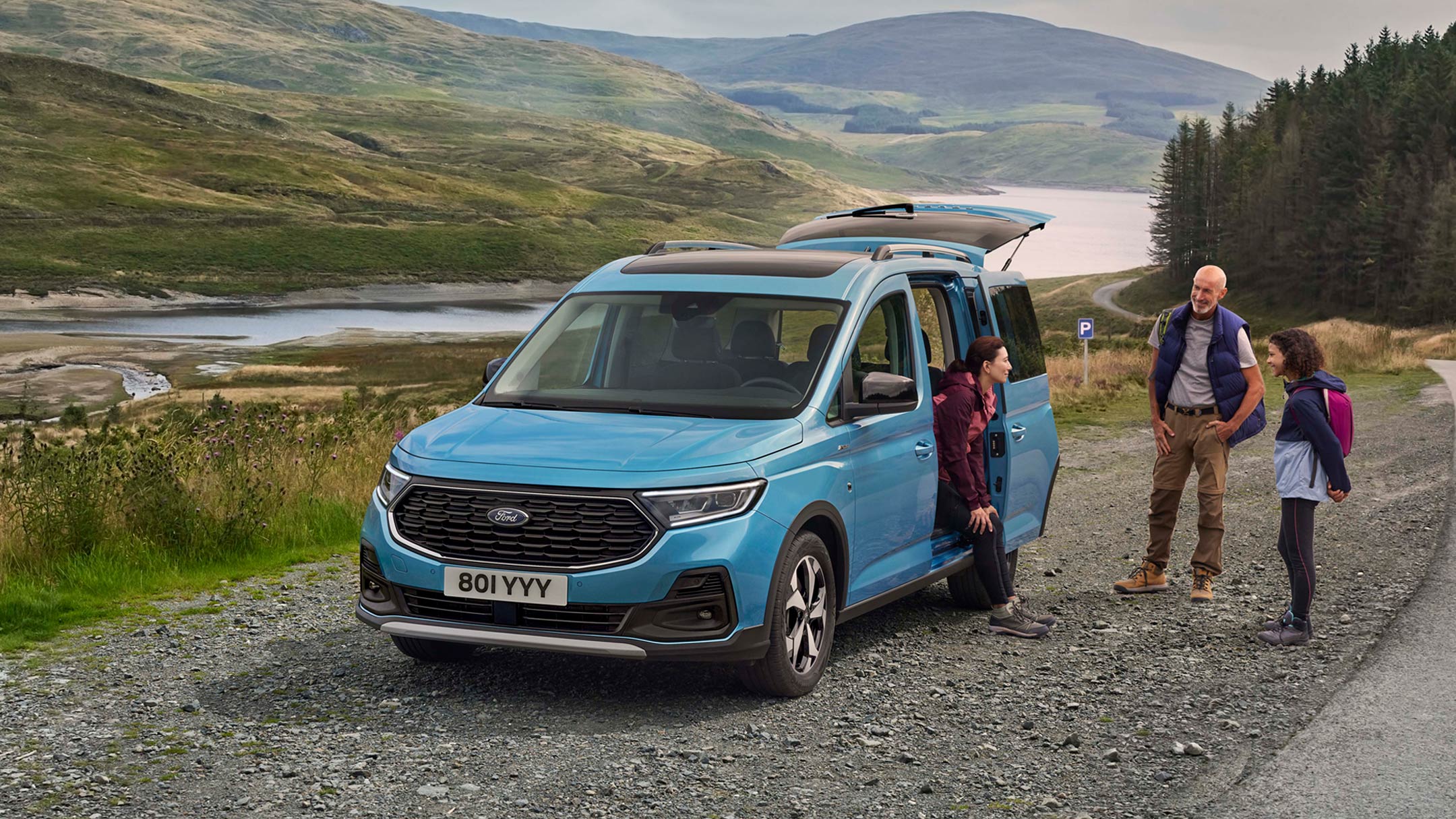 Ford Tourneo Connect in Blau. Frontansicht, parkt auf einem Schotterweg