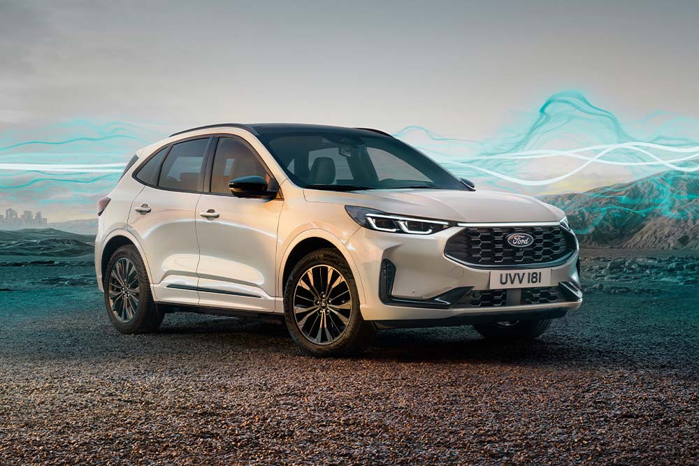 Ford Kuga Sound Edition in Weiß. Dreiviertelansicht, im Hintergrund sind abstrakte Lichtstreifen in Grün und Weiß abgebildet. 