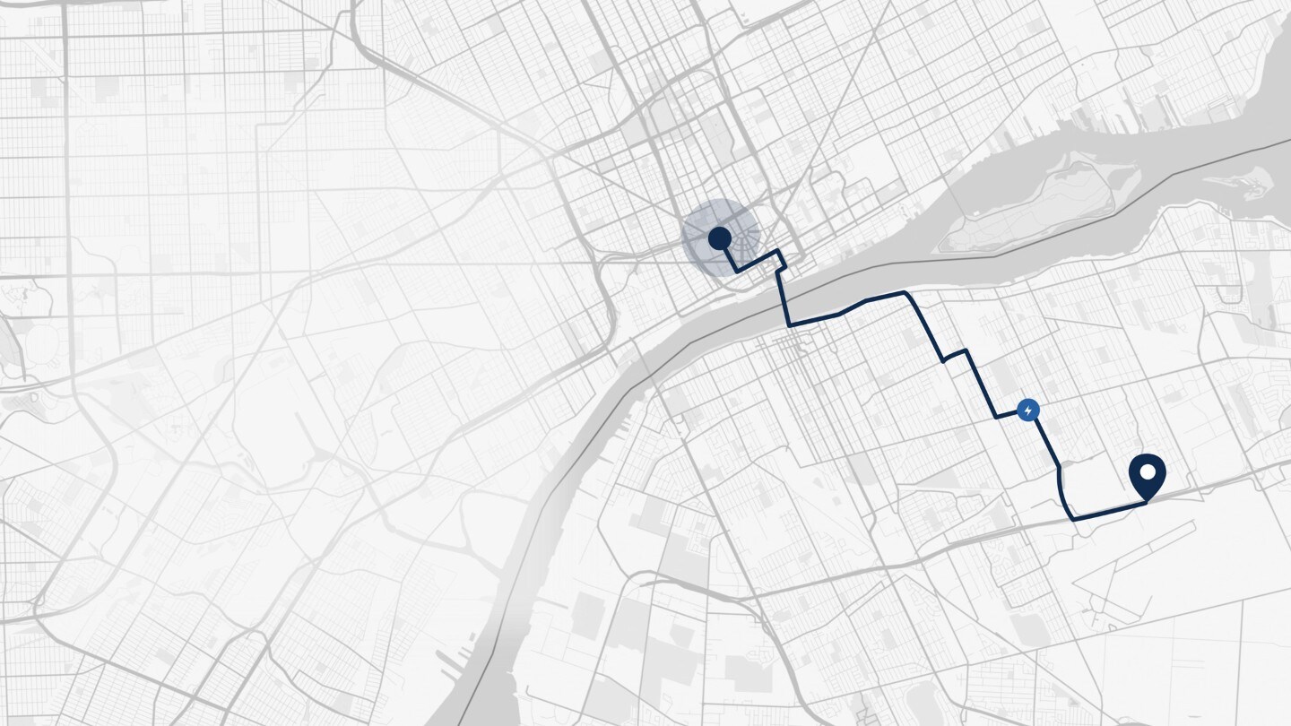 Ford vollelektrische Fahrzeuge. Weiß-grauer Stadtplan mit blauer Route. Symbol einer Ladestation auf der Route