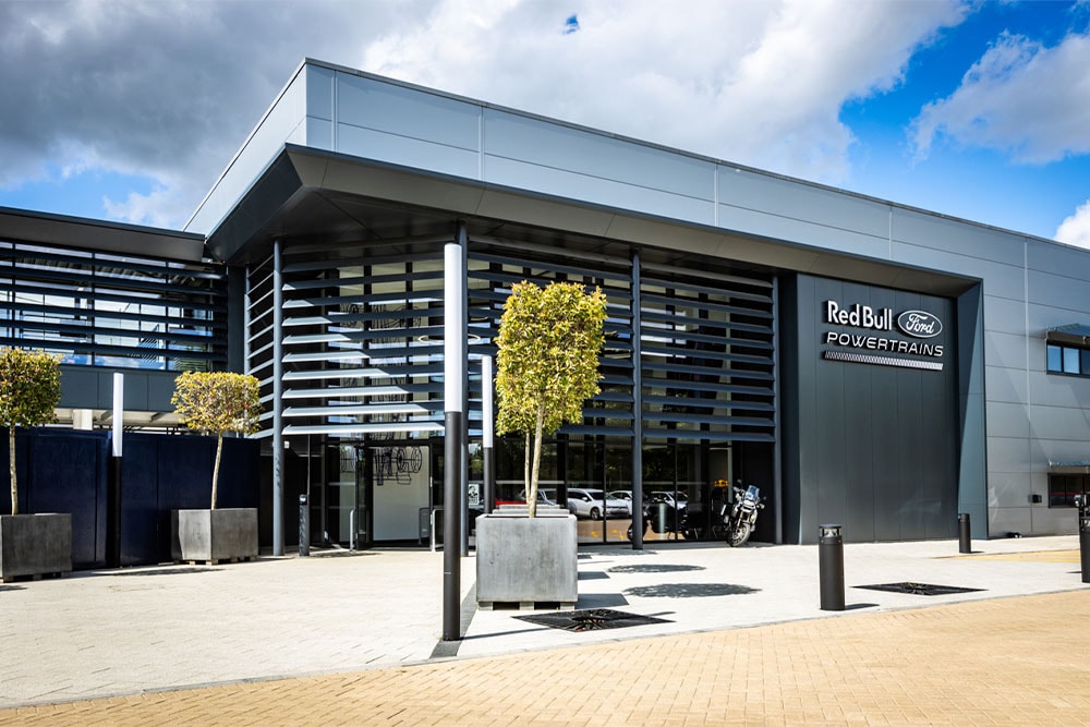 Das Hauptquartier von Red Bull Ford Powertrains – ein modernes Gebäude mit dem Firmenlogo an der Außenfassade