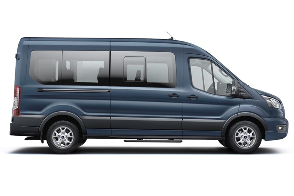 Ford Transit Bus in Blau. Seitenansicht vor weißem Hintergrund. Teil der Vans- & Kleinbusse von Ford.