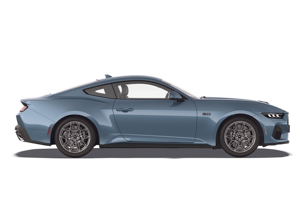 Ford Mustang in Blau. Seitenansicht vor weißem Hintergrund. Teil der Performance-Modelle von Ford.