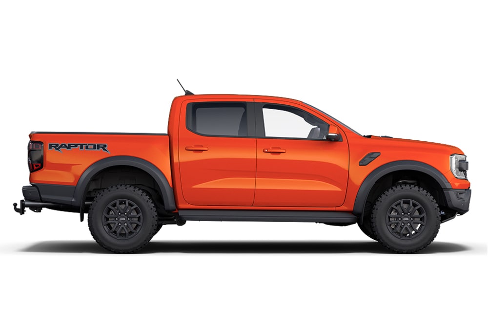Ford Ranger Raptor in Orange. Seitenansicht vor weißem Hintergrund. Teil der Performance-Modelle von Ford.