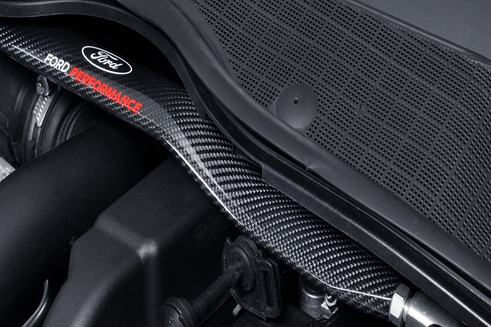 Nahaufnahme eines Motorraums mit Fokus auf eine Ford Performance-Motorkomponente.