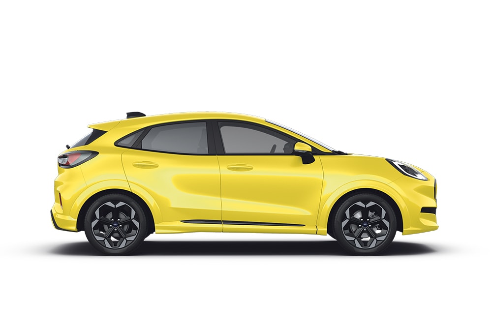Ford Puma Gen-E in Gelb. Seitenansicht, vor einem weißen Hintergrund. SUV-Modell von Ford.