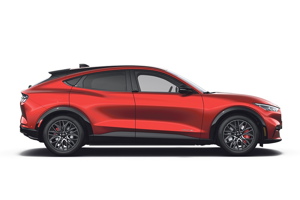Ford Mustang Mach-E in Rot. Seitenansicht vor weißem Hintergrund. SUV-Modell von Ford.