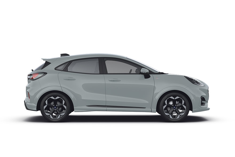 Ford Puma in Grau. Seitenansicht, vor einem weißen Hintergrund. SUV-Modell von Ford.