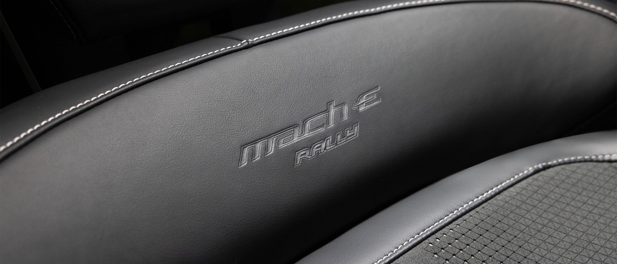 Ford Mustang Mach-E Rally Innenraum. Detailansicht der Sportsitze.