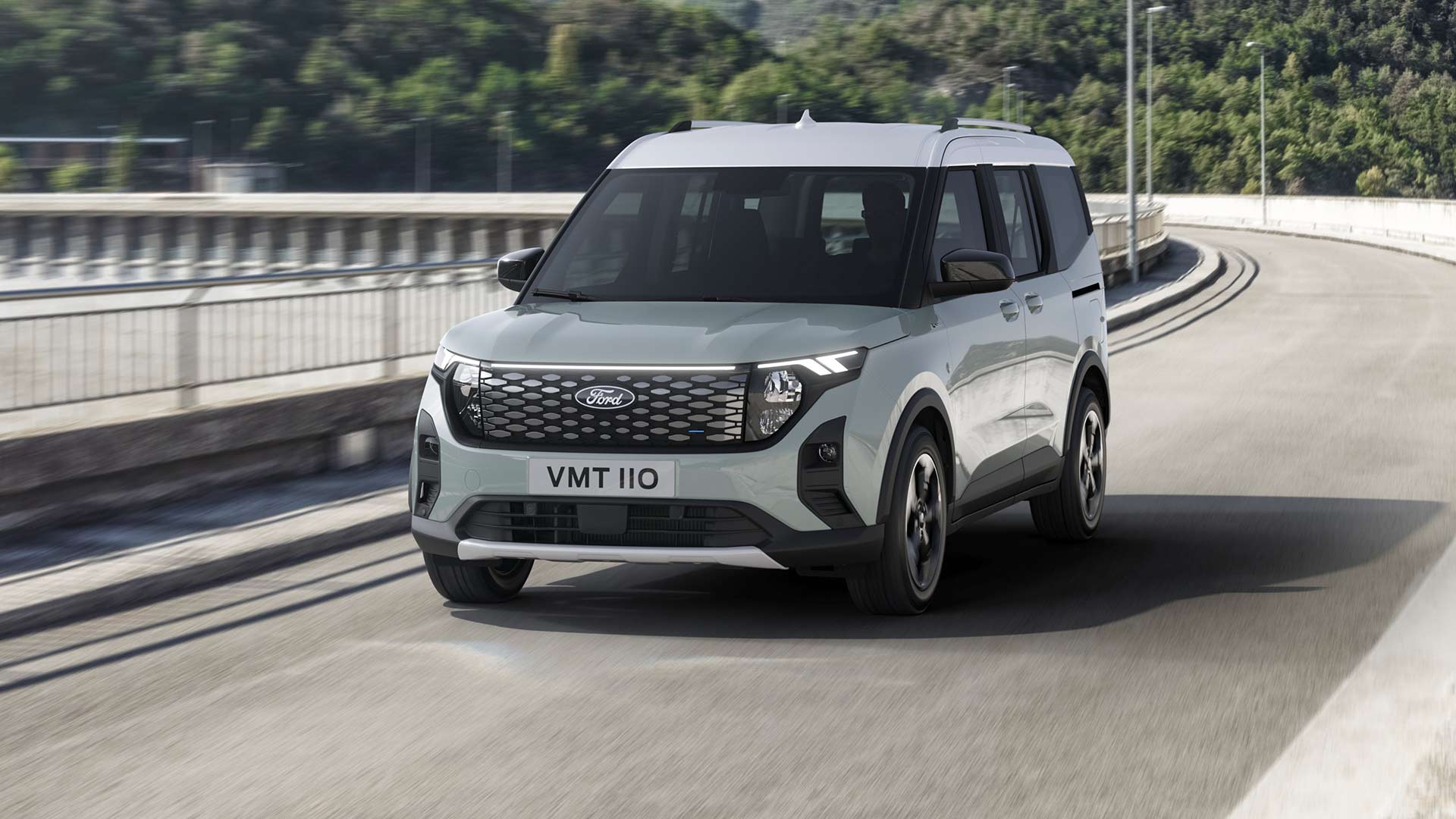 Ford E-Tourneo Courier in Silber. Frontansicht, fahrend auf einer Autobahn.