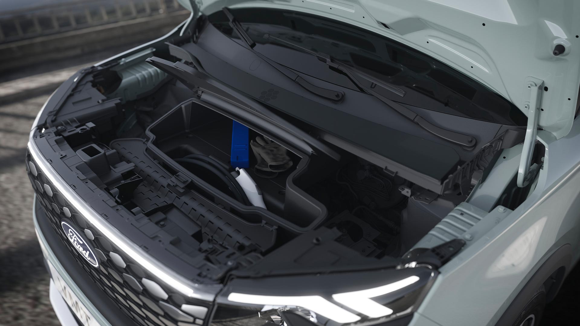 Ford E-Tourneo Courier in Silber. Ansicht auf Front-Kofferraum.