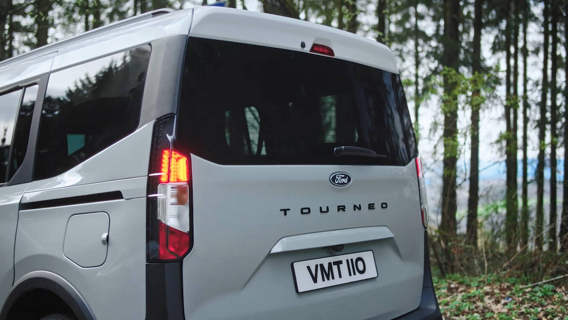 Ford E-Tourneo Courier in Silber. Ansicht auf Heckscheibe mit getöntem Glas.