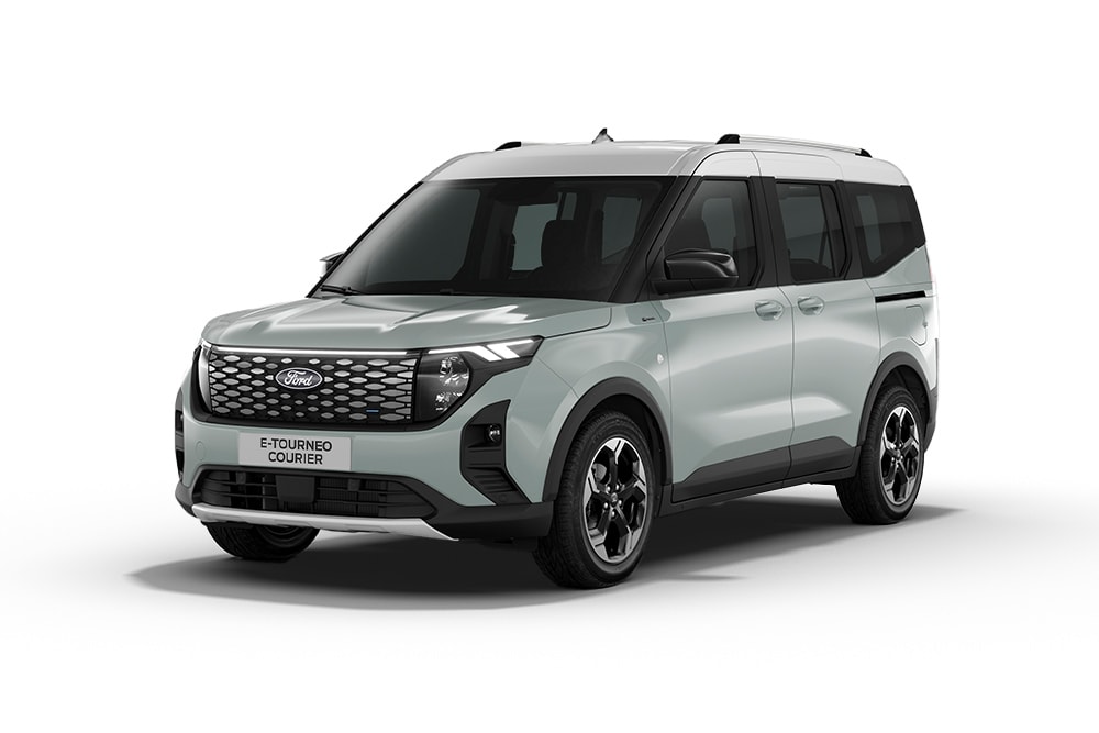 Ford E-Tourneo Courier Active in Silber. Dreiviertelansicht, stehend vor einem weißen Hintergrund.
