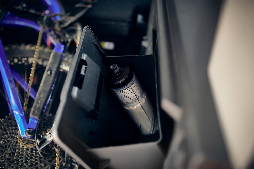 Ford E-Tourneo Courier Innenraum. Ansicht auf verstecktes Staufach.