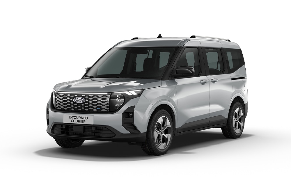 Ford E-Tourneo Courier Titanium in Silber. Dreiviertelansicht, stehend vor einem weißen Hintergrund.