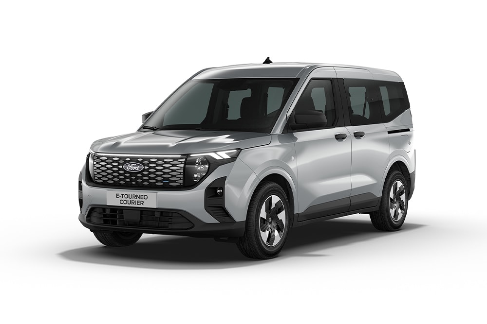 Ford E-Tourneo Courier Trend in Silber. Dreiviertelansicht, stehend vor einem weißen Hintergrund.