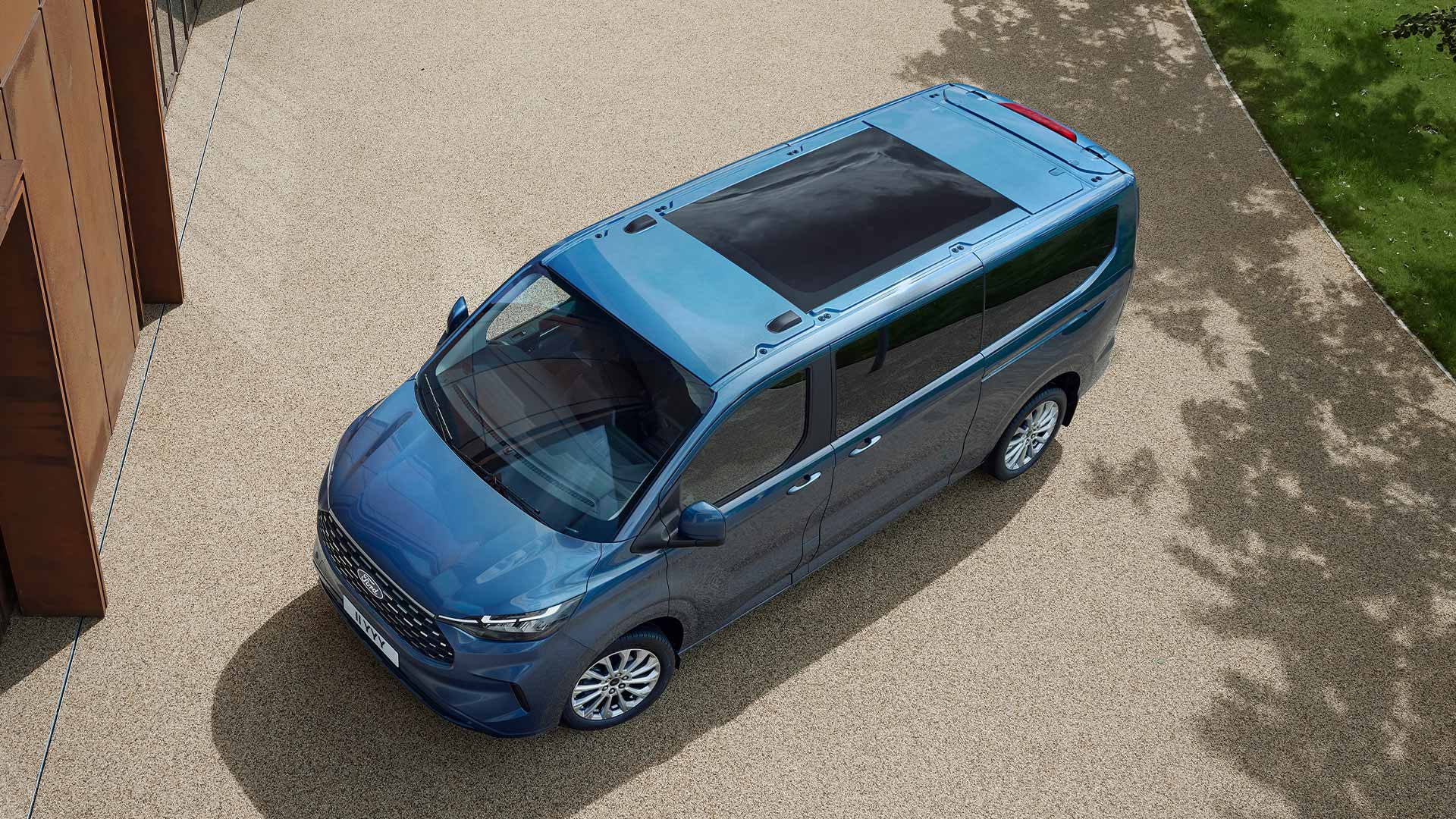 Ford Tourneo Custom in Blau. Ansicht von Oben, stehend auf einem Weg.