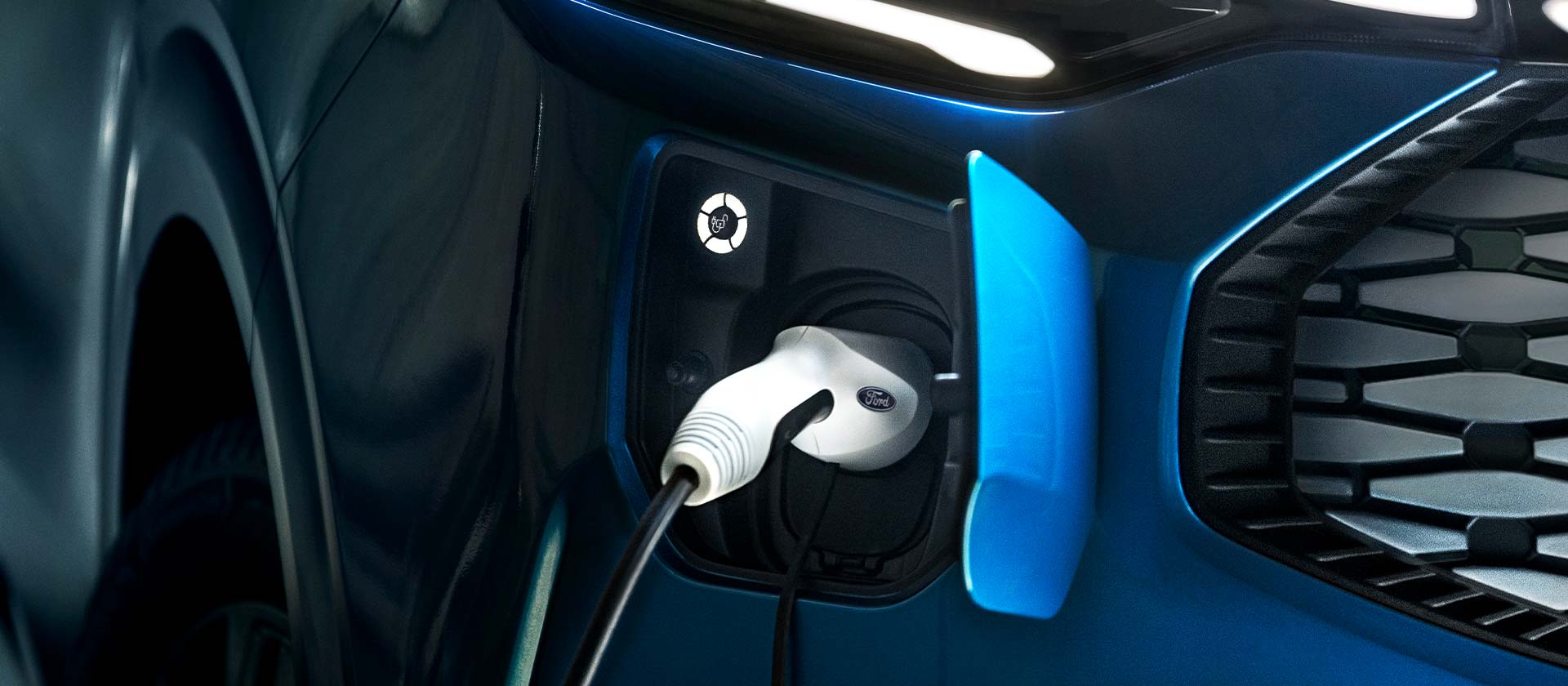 Ford E-Tourneo Custom in Blau. Detailansicht Ladeanschluss.