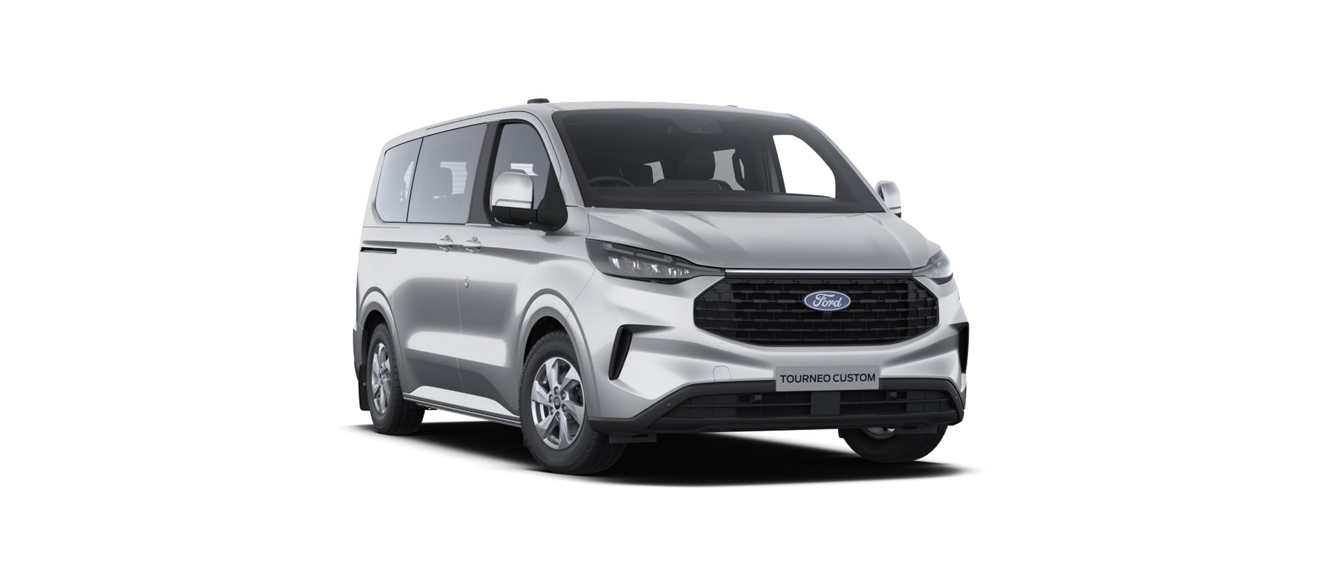 Ford Tourneo Custom Trend in Silber. Dreiviertelansicht, steht vor einem weißen Hintergrund.