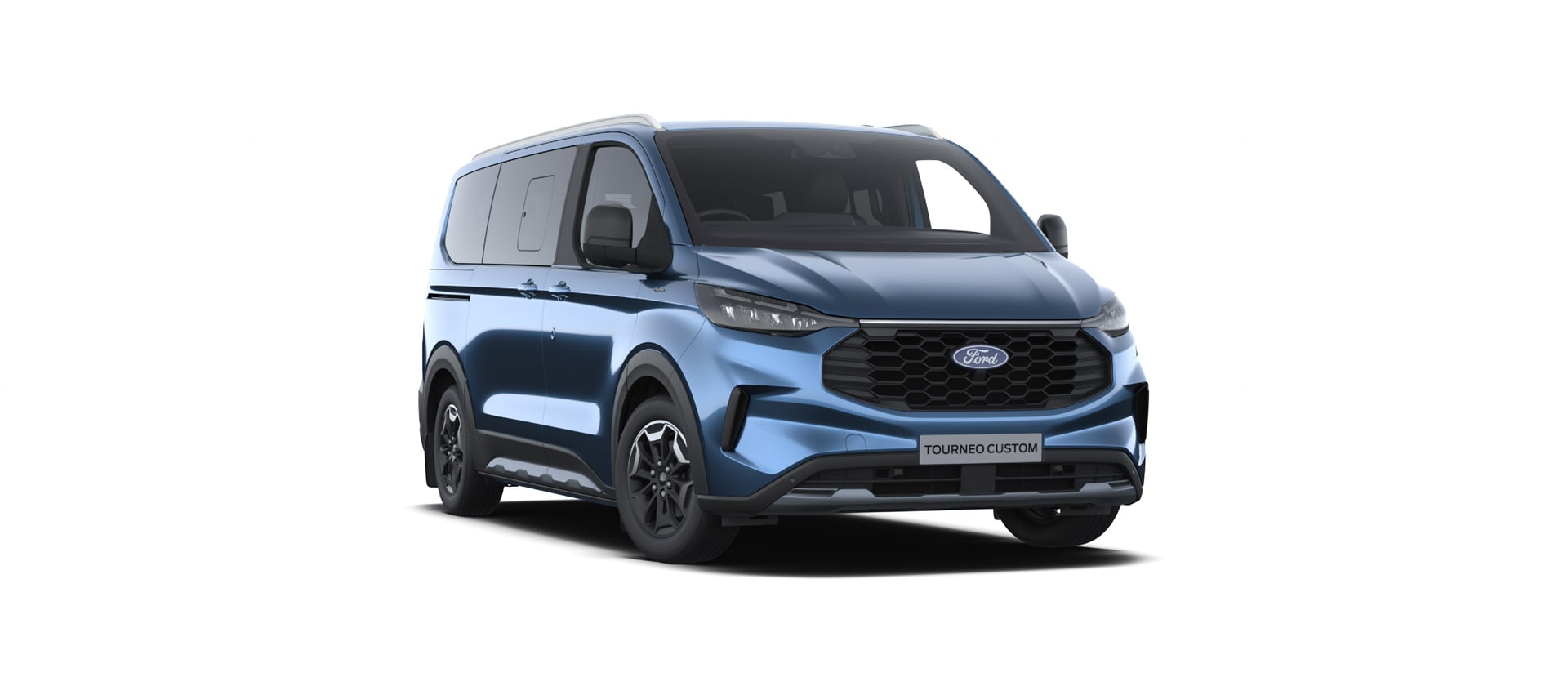 Ford Tourneo Custom Active in Blau. Dreiviertelansicht, steht vor einem weißen Hintergrund.