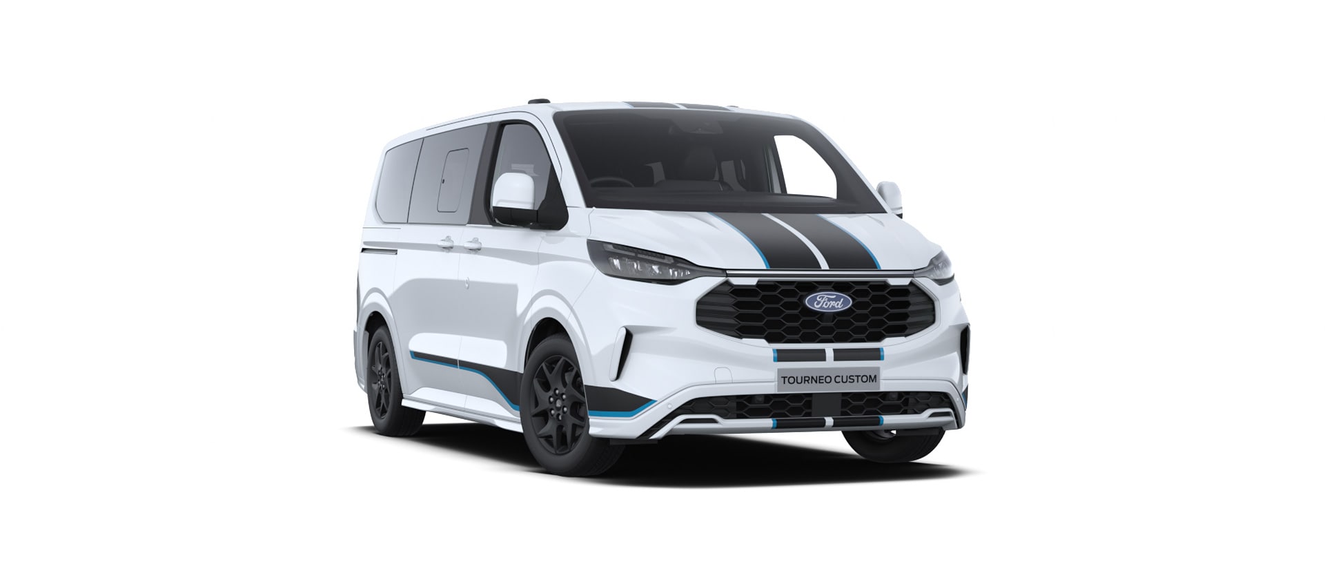 Ford Tourneo Custom Sport in Weiß. Dreiviertelansicht, steht vor einem weißen Hintergrund.