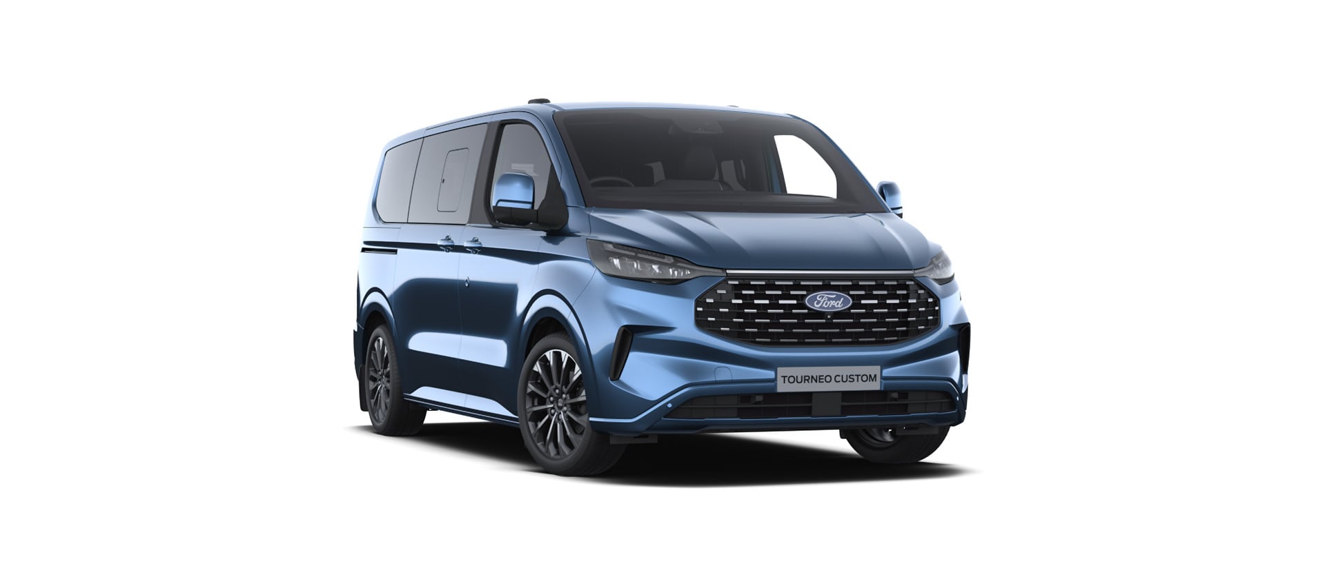 Ford Tourneo Custom Titanium X. Dreiviertelansicht, steht vor einem weißen Hintergrund.
