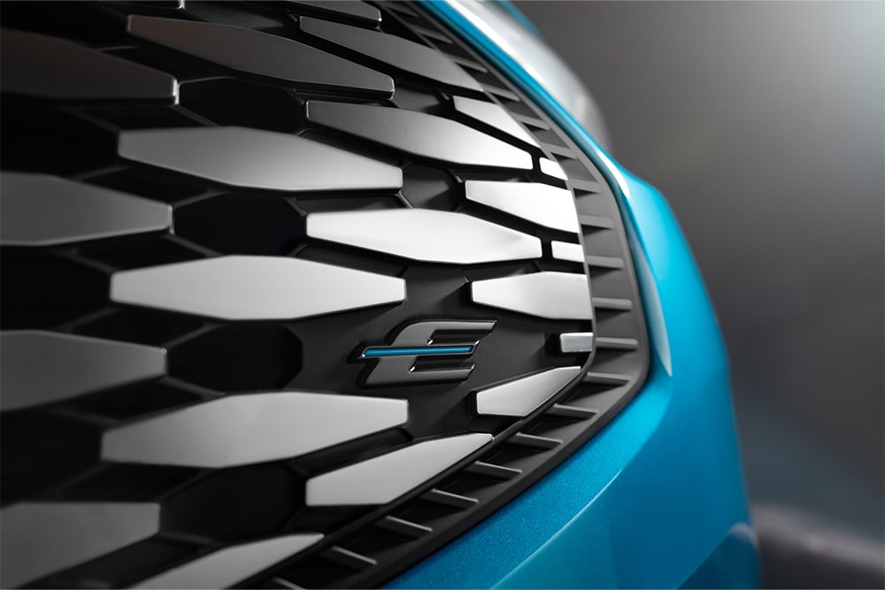 Ford E-Tourneo Custom in Blau. Detailansicht Kühlergrill und Logo.