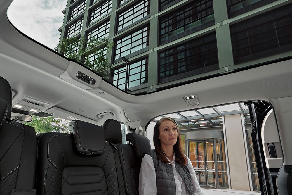Ford Tourneo Custom Innenraum. Ansicht auf hintere Sitzreihe und Blick auf Panoramadach.