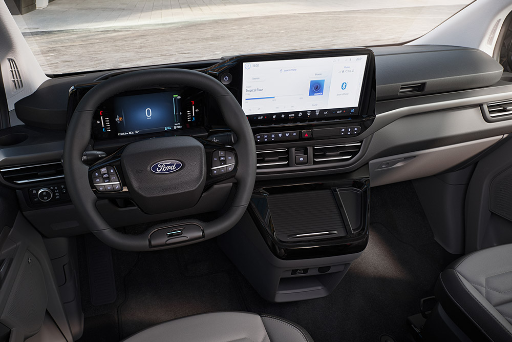Ford Tourneo Custom Innenraum. Detailansicht Vordersitze und Armaturenbrett aus Sicht des Fahrers.