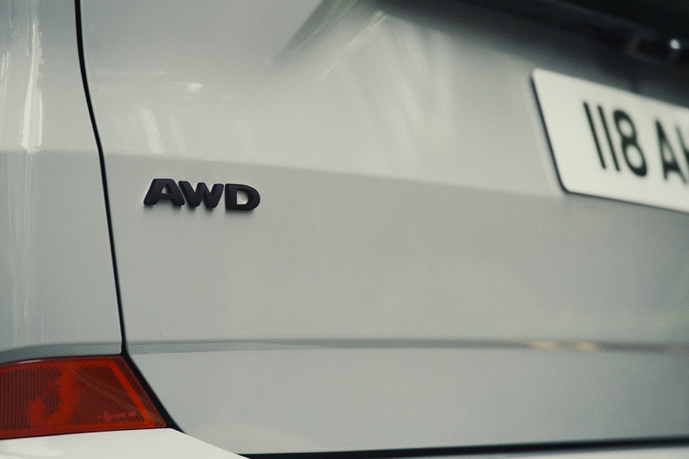 Ford Tourneo Custom in Weiß. Detailansicht RWD-Logo am Heck.