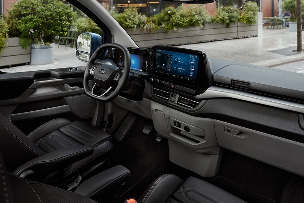 Ford Tourneo Custom Innenraum. Detailansicht der Instrumententafel mit Ford SYNC 4-Touchscreen aus Sicht des Beifahrers.