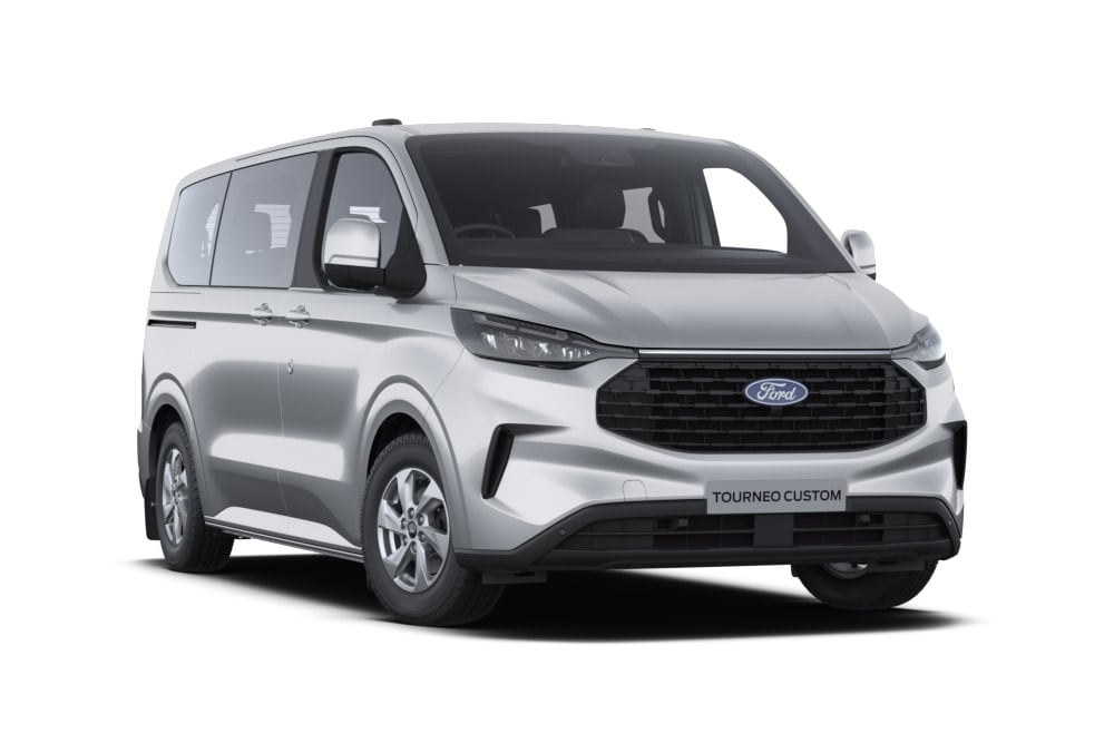 Ford Tourneo Custom Trend in Silber. Dreiviertelansicht, stehend vor einer weißen Fläche.