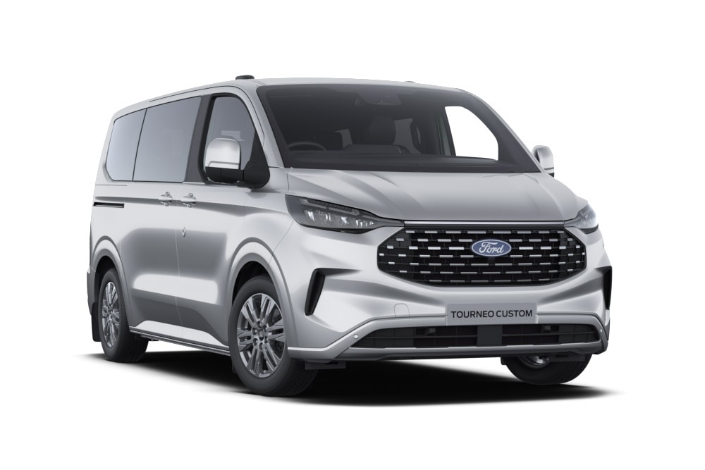 Ford Tourneo Custom Titanium in Silber. Dreiviertelansicht, stehend vor einer weißen Fläche.