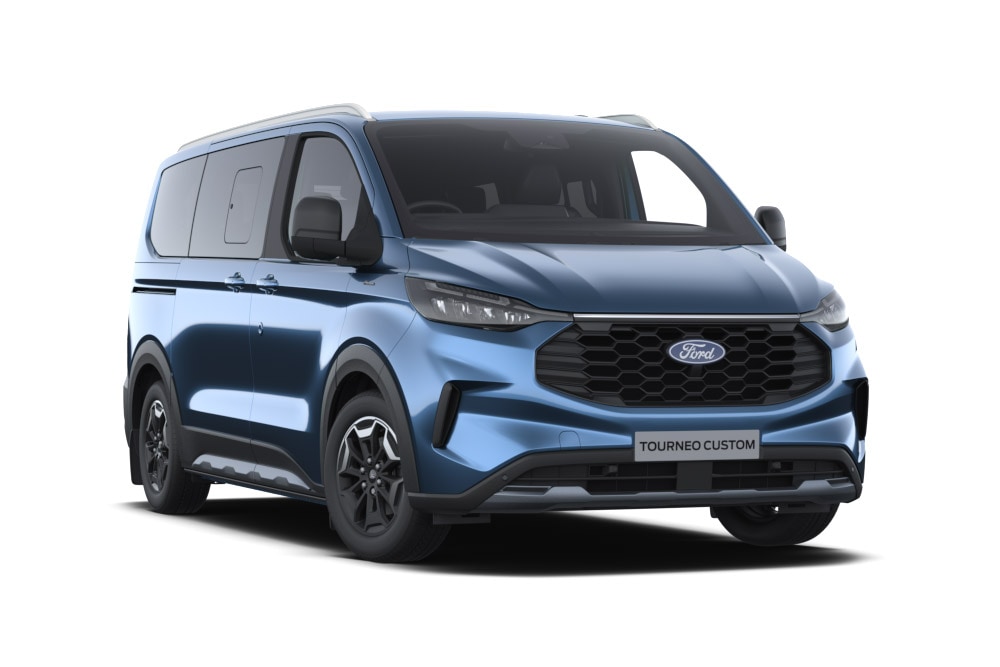 Ford Tourneo Custom Active in Blau. Dreiviertelansicht, stehend vor einer weißen Fläche.