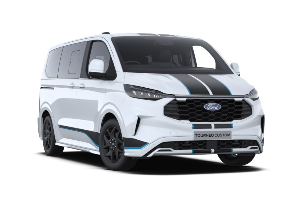 Ford Tourneo Custom Sport in Weiß. Dreiviertelansicht, stehend vor einer weißen Fläche.