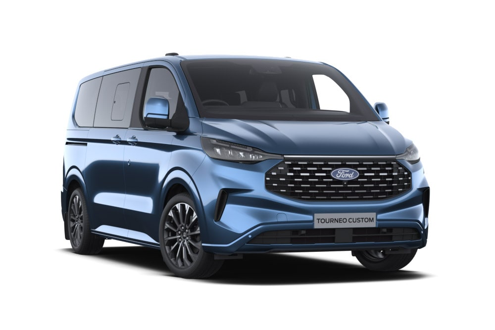 Ford Tourneo Custom Titanium X in Blau. Dreiviertelansicht, stehend vor einer weißen Fläche.