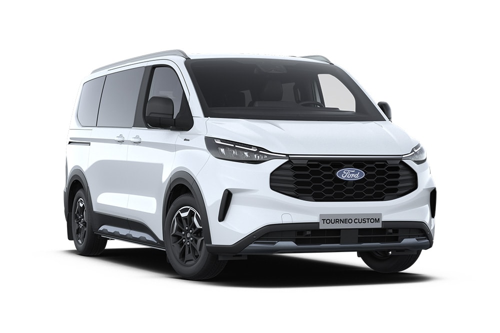 Ford Tourneo Custom Active in Weiß. Dreiviertelansicht, steht vor einem weißen Hintergrund.