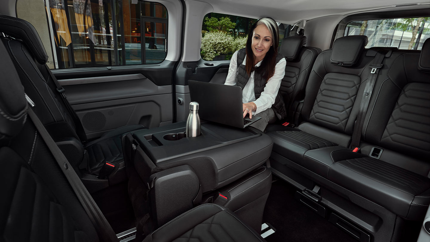 Ford Tourneo Custom Innenraum. Demonstration des klappbaren Rücksitzes.