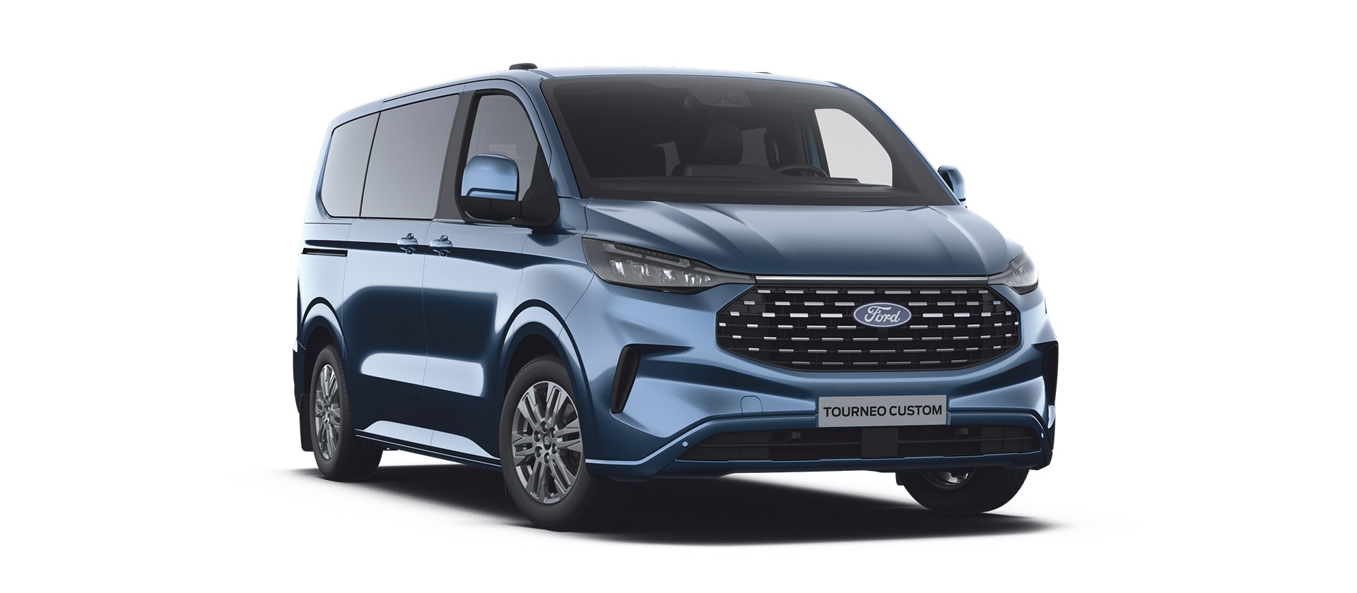 Ford Tourneo Custom Titanium in Blau. Dreiviertelansicht stehend vor einem weißen Hintergrund.