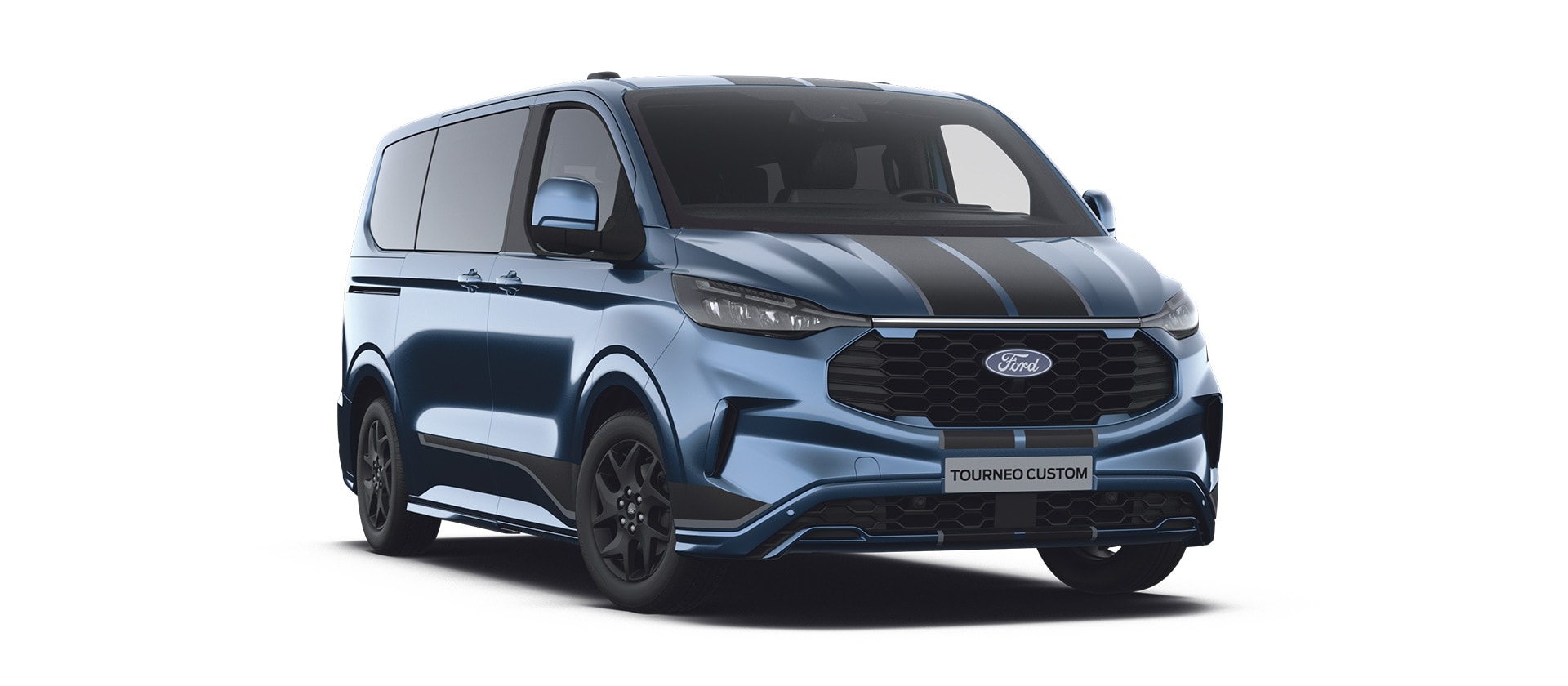 Ford Tourneo Custom Sport in Blau. Dreiviertelansicht stehend vor einem weißen Hintergrund.