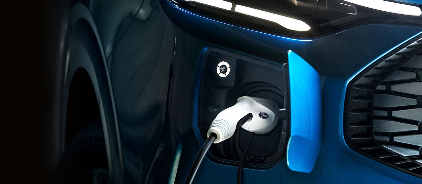 Ford E-Tourneo Custom in Blau. Detailansicht Ladeanschluss.
