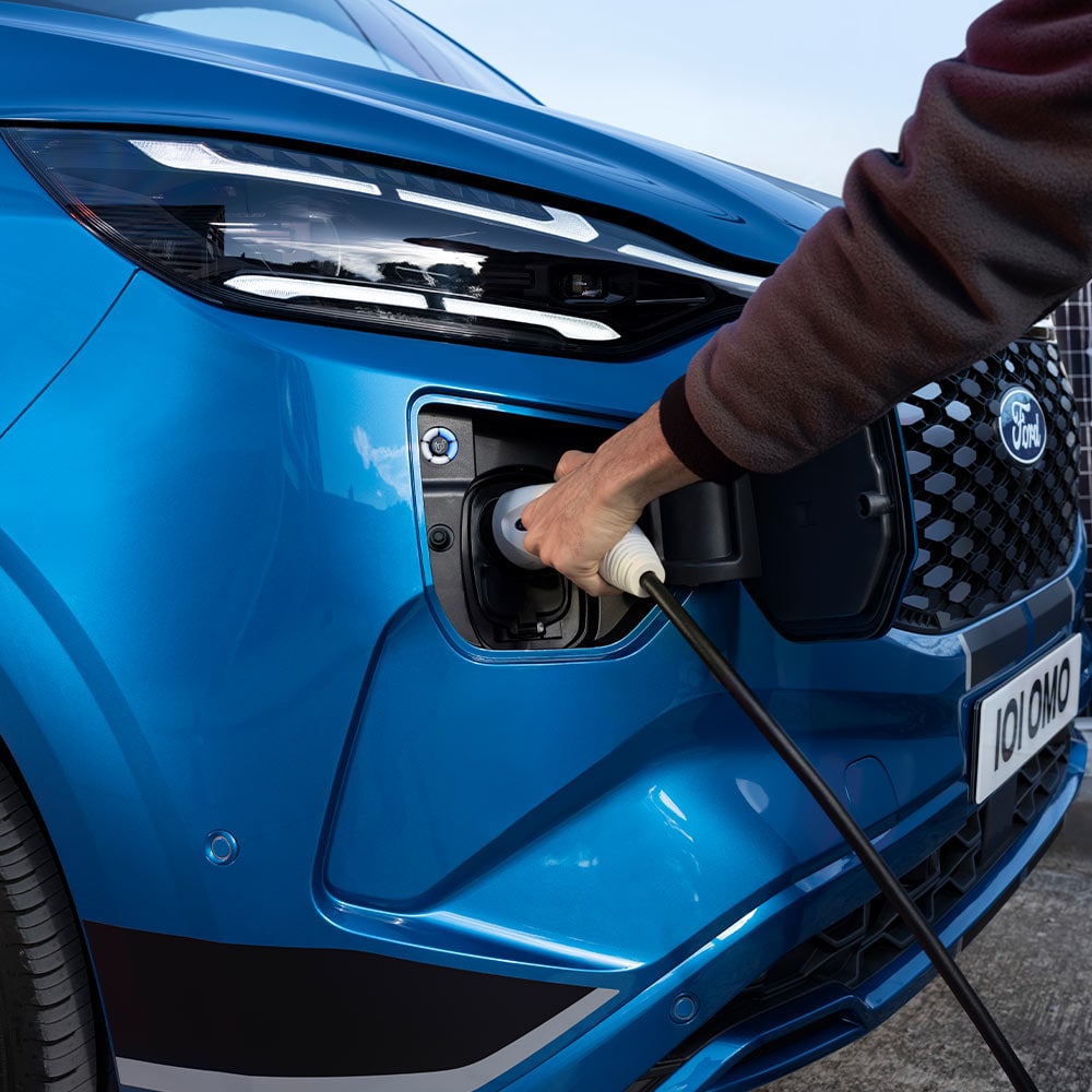 Ford E-Transit Custom in Blau. Detailansicht des Ladeanschluss.